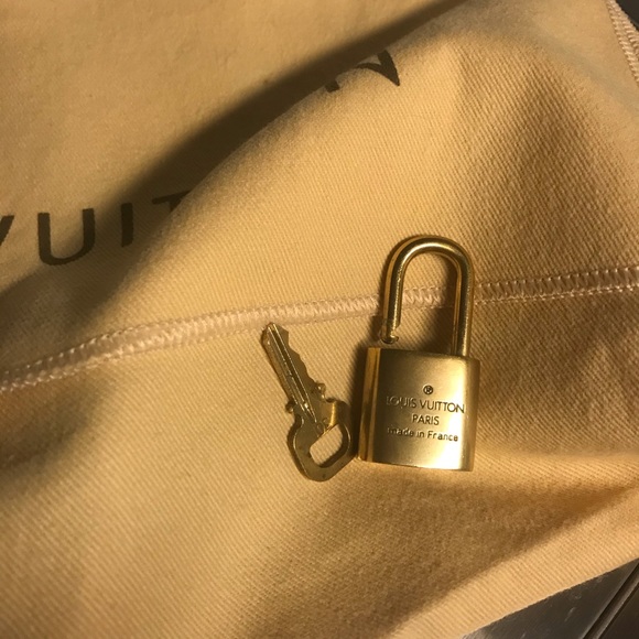 Authentic Lock and Key Set . - Picture 5 of 5